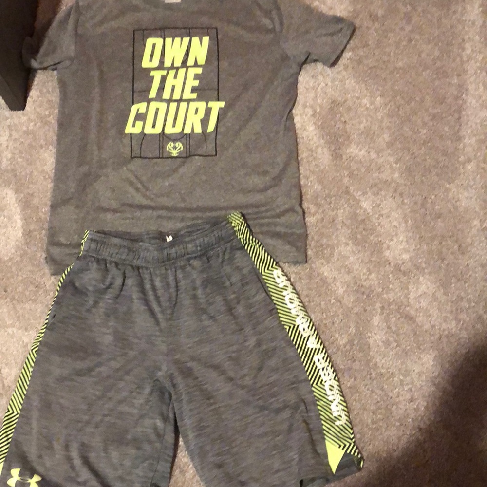 Under armour teeshirt loose and under armour short